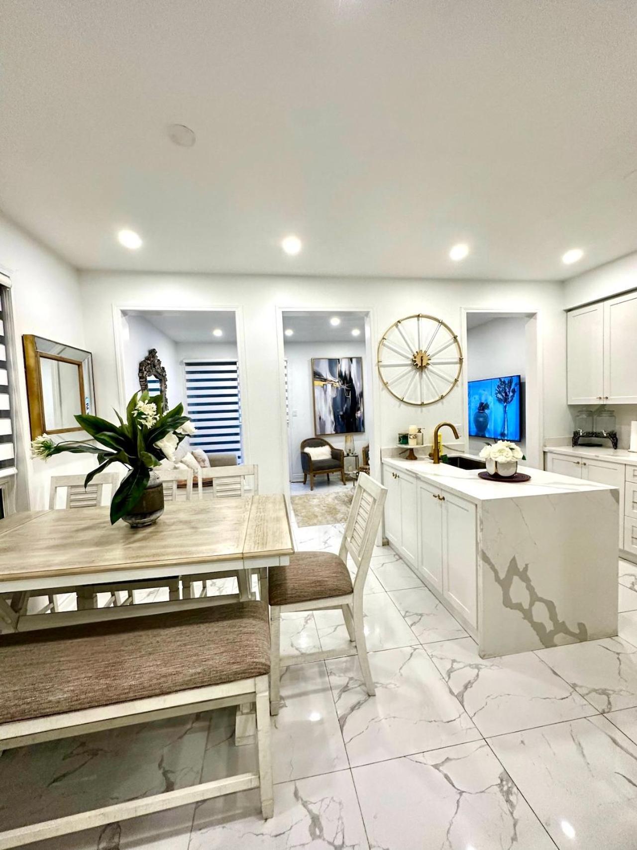 Luxury Home In Toronto มิสซิสซอกา ภายนอก รูปภาพ