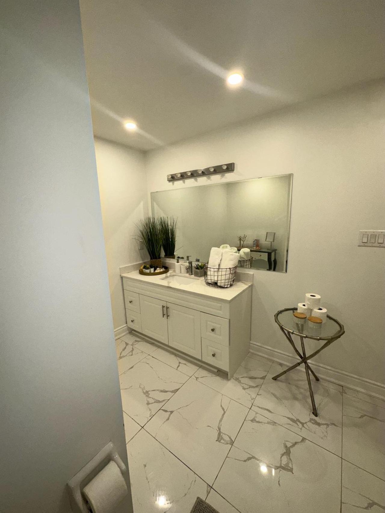 Luxury Home In Toronto มิสซิสซอกา ภายนอก รูปภาพ