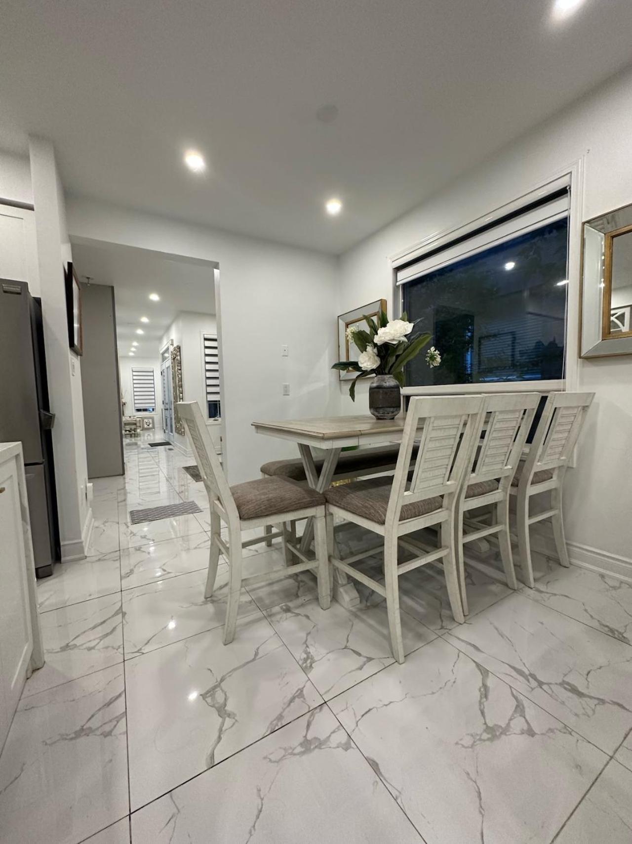 Luxury Home In Toronto มิสซิสซอกา ภายนอก รูปภาพ