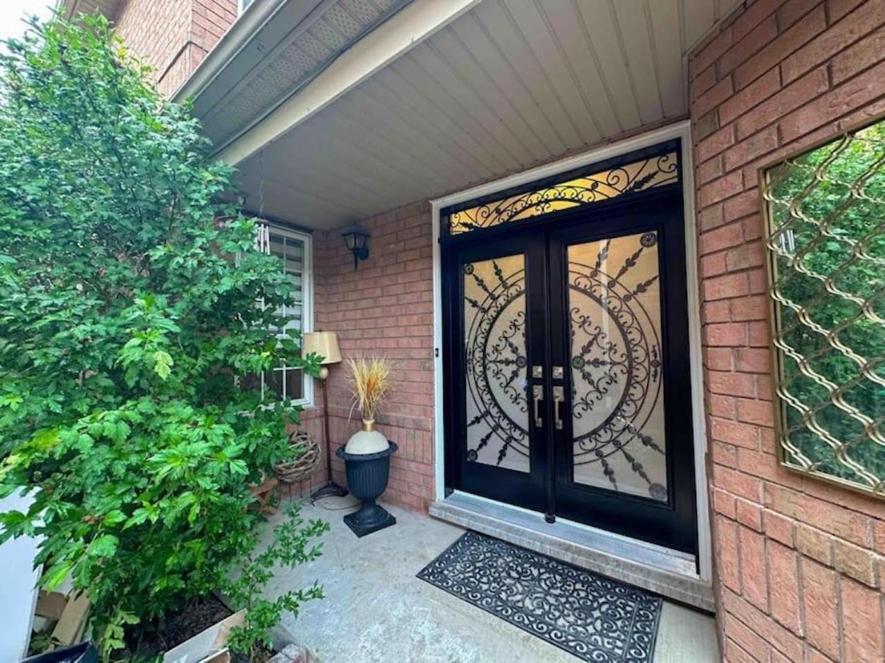 Luxury Home In Toronto มิสซิสซอกา ภายนอก รูปภาพ