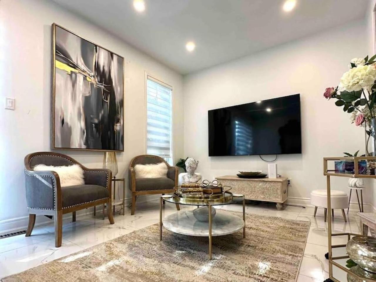 Luxury Home In Toronto มิสซิสซอกา ภายนอก รูปภาพ
