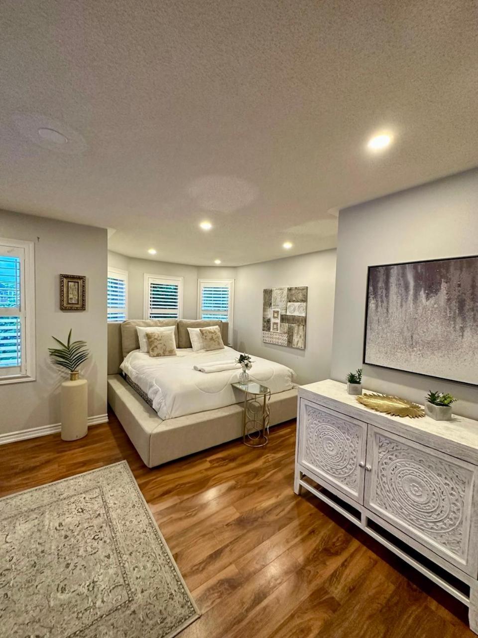 Luxury Home In Toronto มิสซิสซอกา ภายนอก รูปภาพ