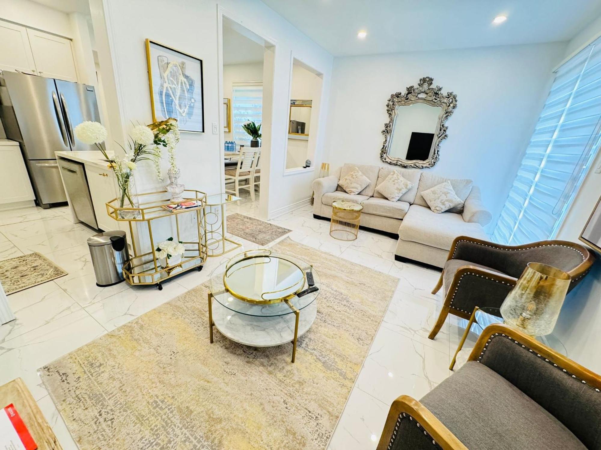 Luxury Home In Toronto มิสซิสซอกา ภายนอก รูปภาพ