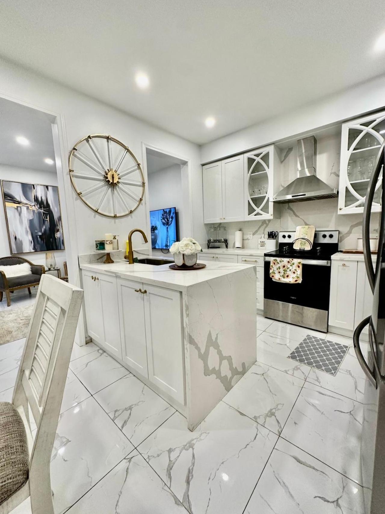 Luxury Home In Toronto มิสซิสซอกา ภายนอก รูปภาพ